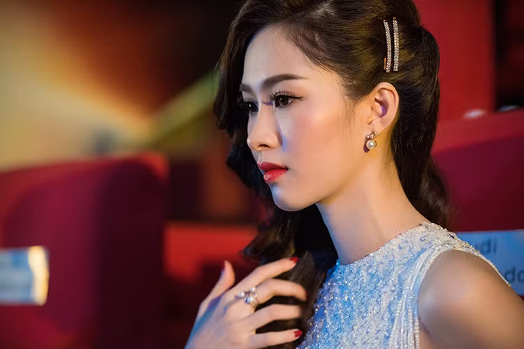 Chọn phong cách trang điểm cổ điển, Đặng Thu Thảo thêm phần sang trọng, quyến rũ trong bộ cánh của NTK Lê Thanh Hòa.