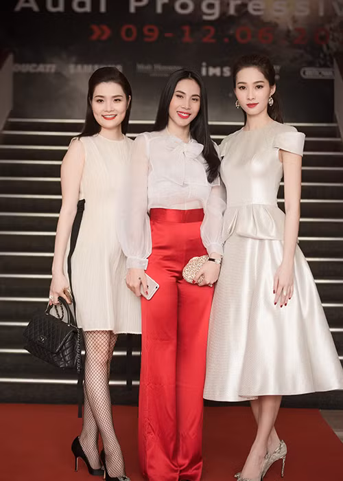 Tại sự kiện, Đặng Thu Thảo còn tự tin đọ sắc cùng ca sĩ Thủy Tiên. Nữ ca sĩ kết hợp áo trắng cùng quần suông màu đỏ rực.