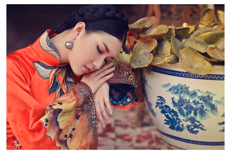 Lê Trần Ngọc Trân từng đăng quang Người đẹp du lịch Huế 2015 và được chọn là người mẫu cho bộ ảnh quảng bá Festival Huế 2016. (Ảnh: VOV)