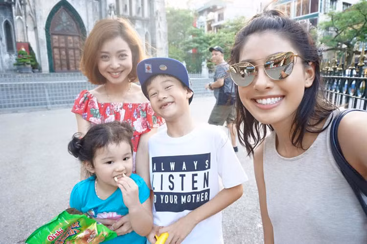 Mới đây, trên trang cá nhân, Jennifer Phạm (áo đỏ) khoe loạt ảnh dạo chơi Hà Nội cùng với cậu con trai Bảo Nam, bé Na và cô em gái.
