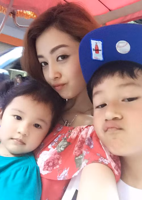 Jennifer Phạm khoe khoảnh khắc bên hai thiên thần nhỏ đáng yêu của mình trong chuyến đi chơi.
