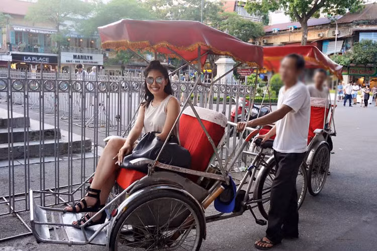 Jacqueline Phạm cũng hào hứng đi dạo phố cùng chị gái và các cháu.