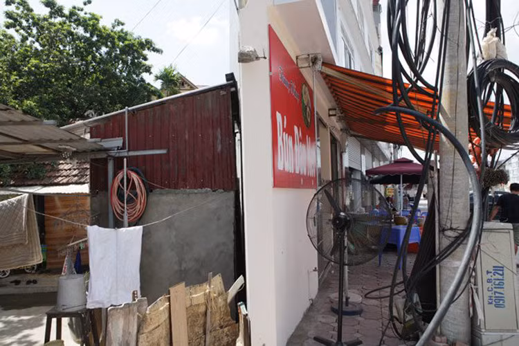 Nếu nhìn phía mặt tiền, có thể nghĩ quán bún đậu khá rộng rãi. Tuy nhiên, khi nhìn bề ngang, quánchỉ là một bức tường dày khoảng 20cm. 
