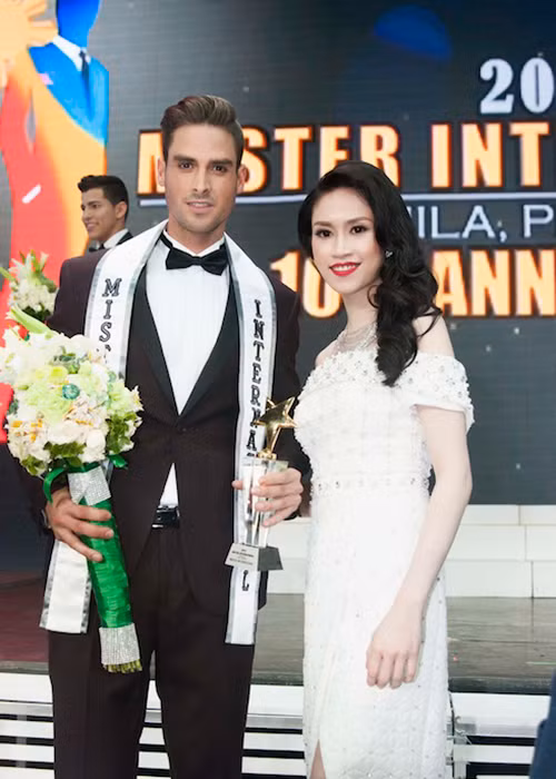 Chỉ đến khi một giám khảo khác nhắc lại câu hỏi của Thu Vũ: (“What do you think is the essence of winning this pageant?" (Tạm dịch: Việc chiến thắng cuộc thi này có ý nghĩa như thế nào?) thì thí sinh mới trả lời được. (Ảnh: Zing News) 