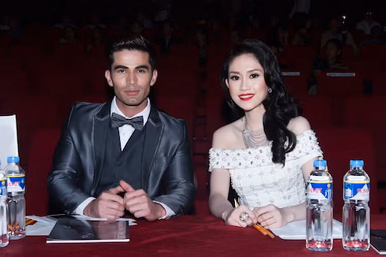Mới đây, cư dân mạng đang truyền tay đoạn clip ghi lại hình ảnh Hoa hậu Đông Nam Á 2014 Thu Vũ tại cuộc thi Mister International 2015. Theo đó, với vai trò giám khảo, cô đã đặt câu hỏi cho một thí sinh ở phần thi ứng xử. (Ảnh: VTC News) 