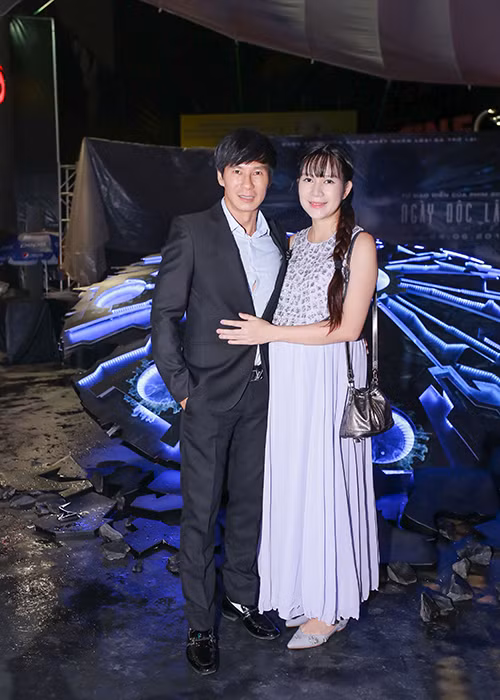 Vợ chồng Lý Hải và Minh Hà tình cảm sánh đôi đi xem phim hành động. Hiện tại, Minh Hà đang mang bầu được hơn 8 tháng. 