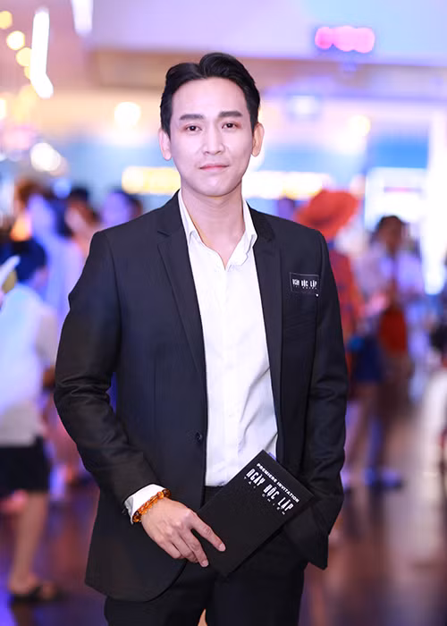 Ca sĩ, diễn viên Hứa Vĩ Văn bất ngờ xuất hiện tại buổi ra mắt bộ phim “Ngày độc lập: Tái chiến” ở Hà Nội. 