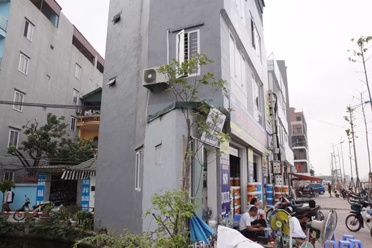 Bên cạnh những ngôi nhà cao tầng còn xuất hiện những ngôi nhà kì dị "siêu nhỏ". 