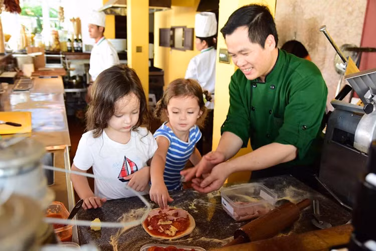 Hồng Nhung viết: “Từ ngày hai cún con ra đời, hình như ngày nào cũng là ngày Tết thiếu nhi. Năm nay mẹ đi hát, còn em đi hưởng”. 