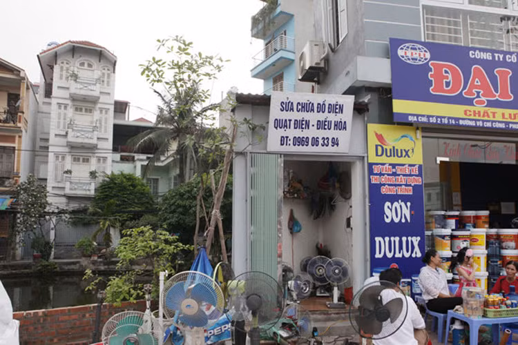 Ngôi nhà siêu méo này rộng chưa tới 1m2, bên trong treo đủ mọi thứ, hàng hóa bày hết ra vỉa hè kinh doanh. 