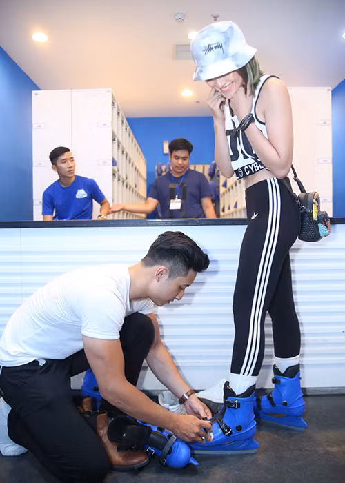 Nam người mẫu bước ra từ cuộc thi Vietnam’s Next Top Model 2015 ga lăng mang giày cho bạn gái.