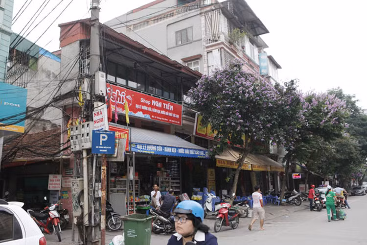 Ngôi nhà 2 tầng "siêu mỏng" trên phố Giang Văn Minh có mặt tiền rộng khoảng 5m nhưng chiều sâu lại chưa đến 1m. Tầng 1, gia chủ kinh doanh đủ các mặt hàng. 