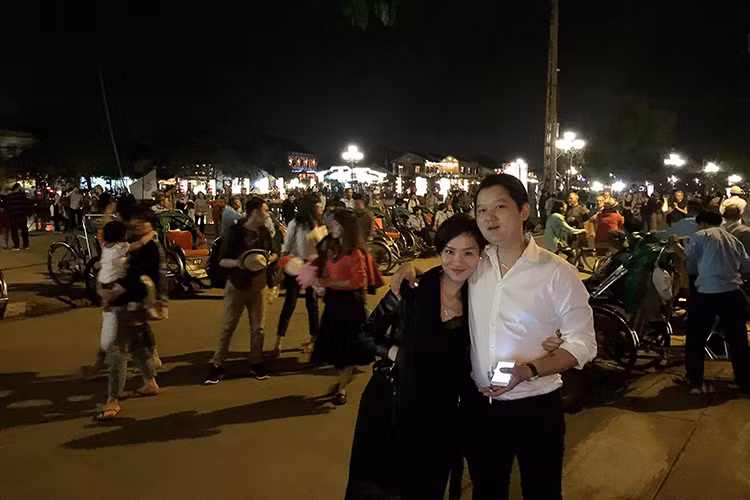 Ông xã Trà My Idol tên Tô Văn Đức, chủ sở hữu chuỗi nhà hàng karaoke tại TP HCM. Cặp đôi công khai hẹn hò vào đầu năm 2014.