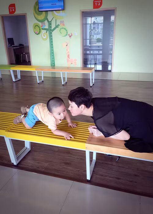 Khoảnh khắc Trà My Idol đùa giỡn với bé Gia Huy trong một chuyến đi chơi vào dịp cuối tuần.