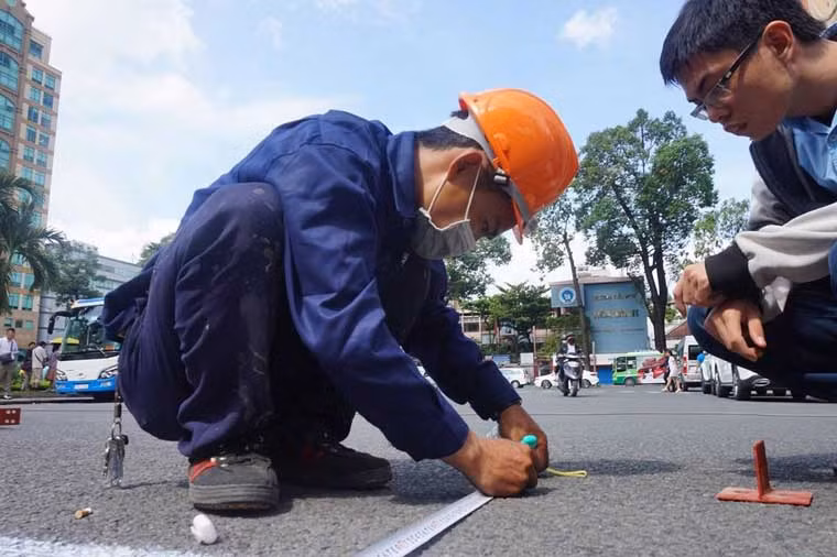 Từ ngày 4/7, các tuyến đường xung quanh nhà thờ Đức Bà (quảng trường Công xã Paris, quận 1, TP HCM) được nhiều nhóm công nhân tiến hành do vẽ.