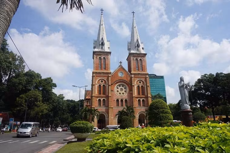 Nhà thờ Đức Bà nằm giữa trung tâm TP HCM, được xây dựng vào năm 1877, hoàn thành sau 3 năm thi công và được Tòa thánh Vatican phong hàng Tiểu vương cung Thánh đường (năm 1959).