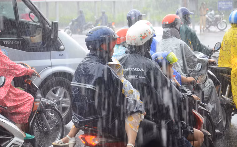 Khoảng 16h trời bắt đầu kéo mây đen u ám, cơn mưa như trút nước đổ xuống qua khu vực khiến nhiều người và các em nhỏ càng vật vã. 