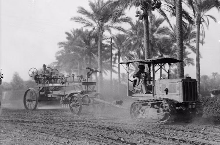 Các công nhân dùng trang thiết bị hiện đại để xây dựng đường sá ở Baghdad.