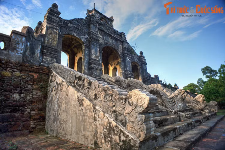 Để lý giải vì sao “Hóa” được đọc chệch thành “Huế”, có lẽ phải có nghiên cứu chuyên sâu về ngữ âm tiếng địa phương khu vực Thừa Thiên - Huế. Ngoài ra, cũng không loại trừ khả năng triều đình đã cho đổi tên “Hóa” thành “Huế” do vấn đề húy kỵ... Ảnh: Văn Miếu Huế.