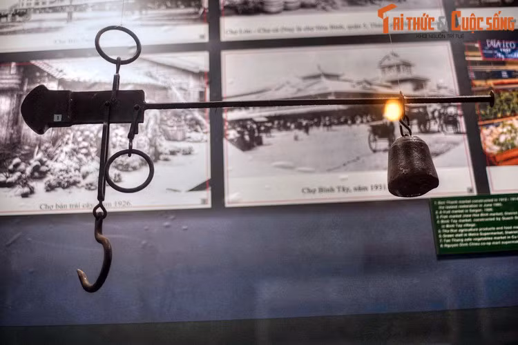 Từ Trung Hoa, cân đòn đã du nhập vào Việt Nam và trở thành công cụ cân đo chủ yếu của người dân Việt trong nhiều thế kỷ.