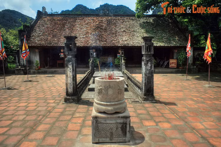 Đền thờ vua Lê có kiến trúc gần giống đền thờ vua Đinh nhưng quy mô nhỏ hơn và có một số khác biệt về trang trí kiến trúc. Tương truyền, đền được dựng trên nền cũ của cung điện hoàng gia thuộc Cố đô Hoa Lư.