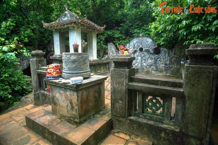 Lăng gồm có một bệ thờ ở phía trước, mộ phần được bao quanh bằng tường thấp ở phía sau. Bình phong hậu có hình rồng chầu nguyệt. Bên trái lăng có một nhà bia, bên trong là tấm bia đá được tạc vào thời nhà Nguyễn.