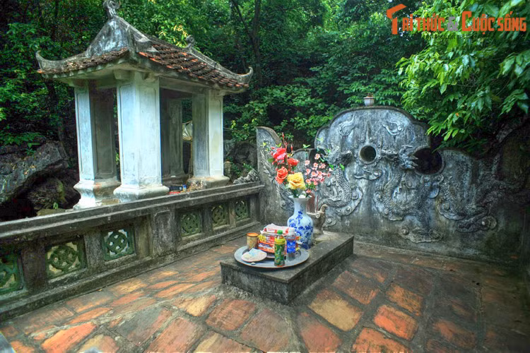 Tương truyền, nơi xây lăng vua Đinh Tiên Hoàng là khoảng đất võng xuống thấp mà dân gian hình dung là cái yên ngựa. Lăng được xây ở đây với hàm ý vị hoàng đế vĩ đại như vẫn ngồi trên yên ngựa để bảo vệ đất nước.