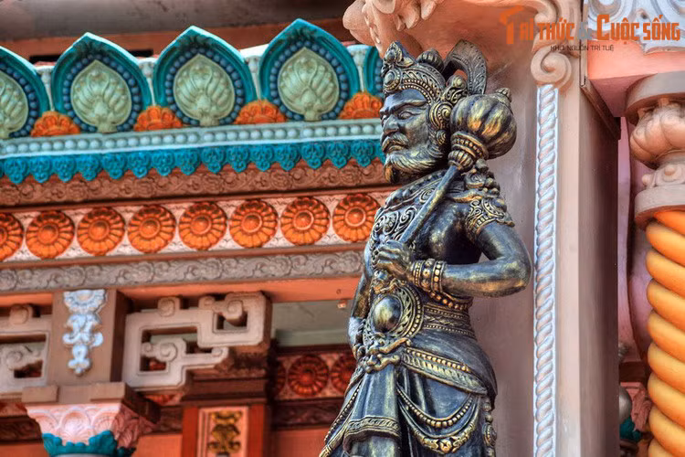 Bốn cột tháp ở tầng dưới có các tượng hộ pháp được tạo hình theo phong cách Ấn Độ. Chân cột, đầu cột, phù điêu và các hoa văn trang trí trên tường cũng được tạo hình giống với phong cách đặc trưng của xứ cà ri.
