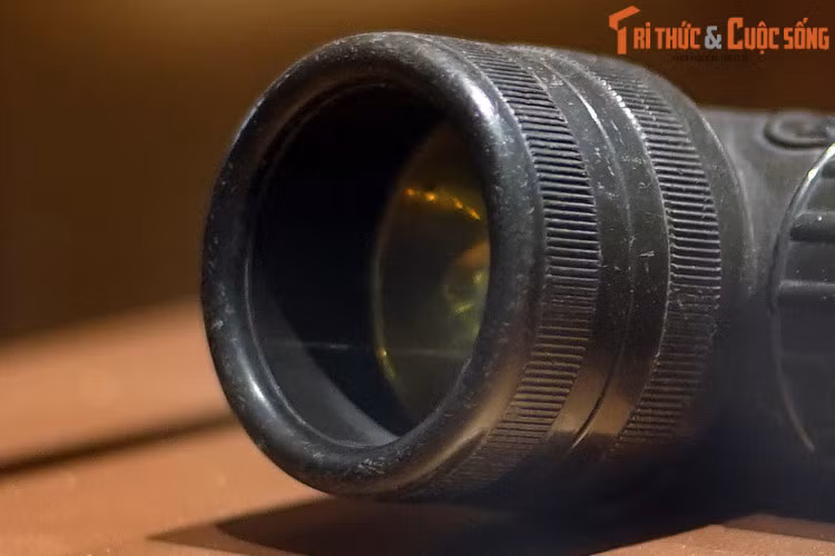 Chiếc đèn có thể phát ra những màu khác nhau như màu xanh lục, xanh lá cây, đỏ và hổ phách nhờ các tấm kính màu. Các màu này được dùng trong việc gửi tín hiệu khi tác chiến, ví dụ như rút lui hay xung phong. Khi mưa hay sương mù, việc đổi màu đèn cùng giúp việc quan sát dễ dàng hơn.