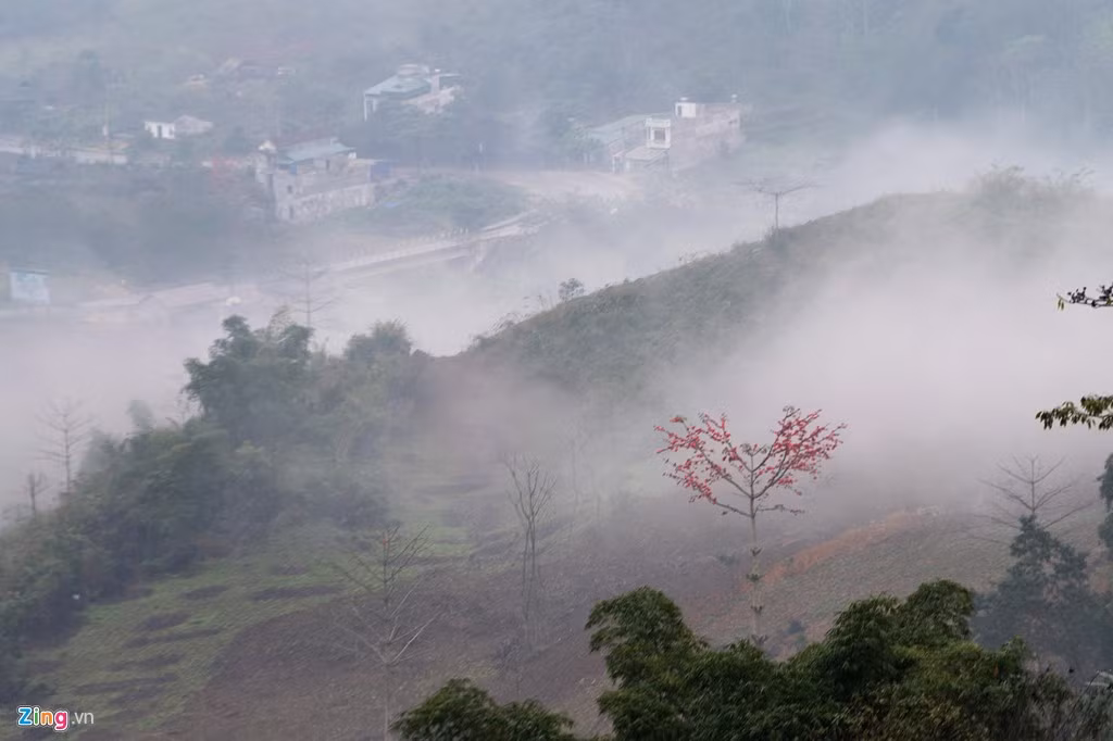 Cảnh "núi ấp ôm mây" tuyệt đẹp trên cao nguyên đá Đồng Văn Canh
