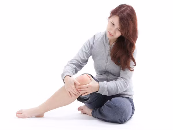 Bước 3. Để hỗn hợp dầu oliu, ớt này ở khu vực bị đau khoảng 15 phút, sau đó rửa lại bằng nước ấm. Lưu ý không chạm tay vào mặt, mắt hay khu vực nhạy cảm vi tay dính bột ớt có thể gây kích ứng.