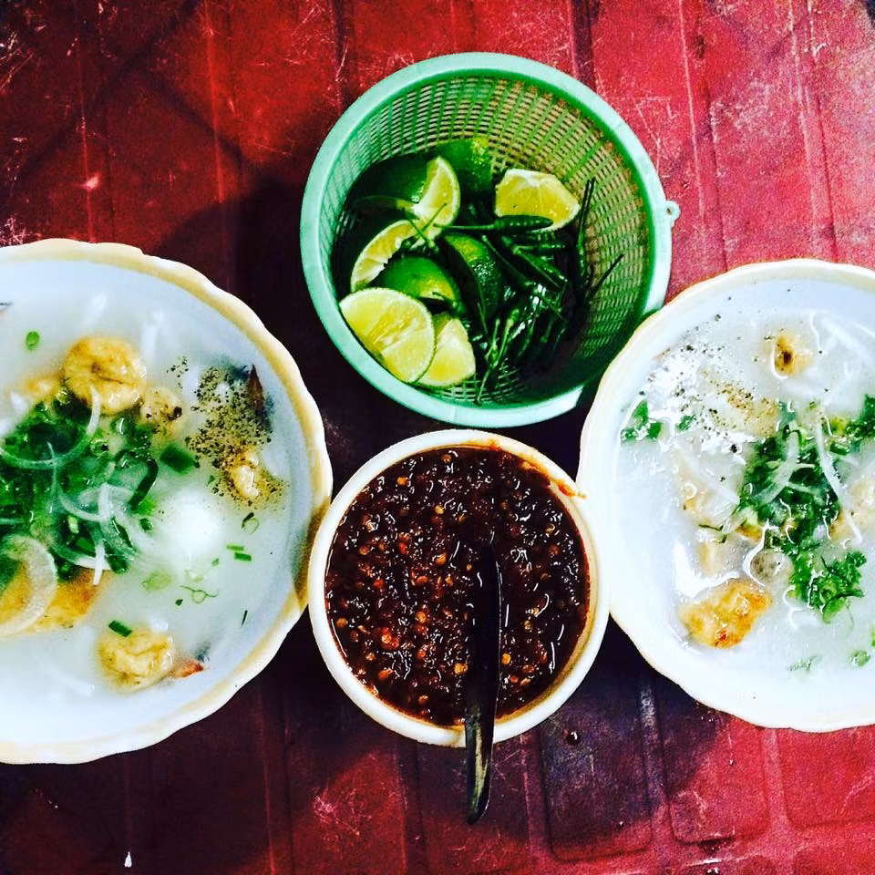 Bánh canh. Xứ biển Quy Nhơn có nhiều món ăn ngon, và nếu không nhắc đến món bánh canh chả cá Quy Nhơn là một thiếu sót khi nói về ẩm thực vùng đất Võ. Từ quán bình dân đến hàng sang trọng, bạn có thể thưởng thức vị đặc trưng của món bánh canh vùng đất Bình Định. Bánh canh chả cá Quy Nhơn có hai loại, bánh canh sợi bột gạo và bánh canh sợi bột mì. Bánh canh được ăn kèm với giá sống, rau thơm.