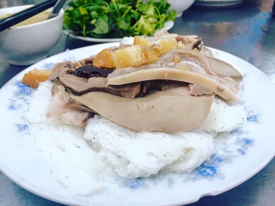 Từng miếng bánh hỏi được ăn kèm lòng và thịt heo thái miếng, bên cạnh là một chén cháo lòng nóng hổi cùng nước mắm tỏi ớt pha hơi ngọt để phù hợp với khẩu vị.