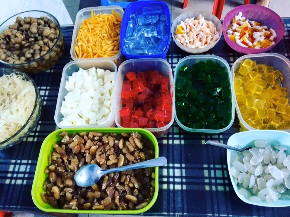 Giá mỗi cốc chè khoảng 10.000 – 20.000 đồng. (Ảnh: Ngọc Anh)