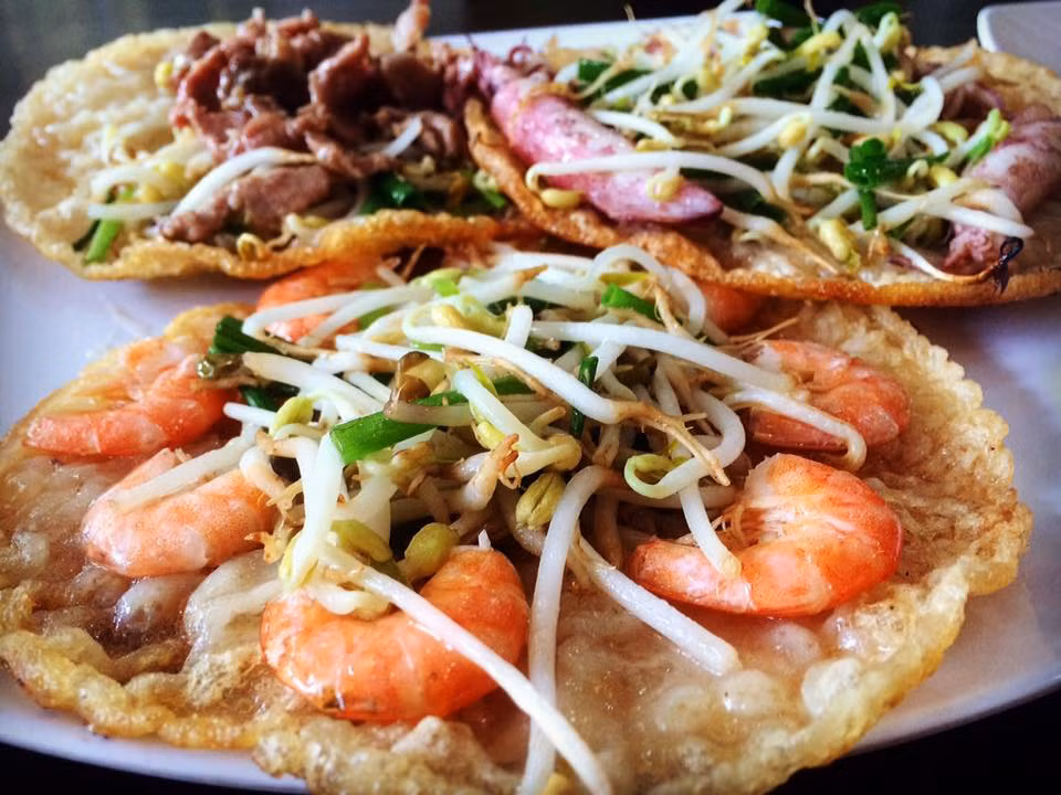 Bạn có thể thưởng thức bánh xèo ở khắp các quán ăn từ vỉa hè cho đến các nhà hàng sang trọng tại Quy Nhơn. Bánh xèo Quy Nhơn thường được cắt miếng vừa ăn, cuốn kèm rau mầm, rau sống cho đỡ ngán trong miếng bánh tráng ướt chấm với nước chấm đậm đà gia vị và ớt đặc trưng của Bình Định. Mỗi chiếc bánh xèo có giá từ 12.000 đến 15.000 đồng tùy vào loại nhân bạn chọn.