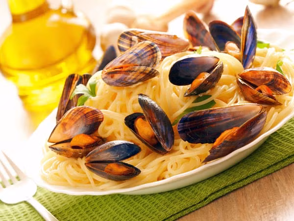 Nếu muốn giảm cân hiệu quả, khỏe mạnh ở độ tuổi này, trước tiên bạn phải theo dõi các thành phần trong thực phẩm bạn ăn. Tốt nhất, bạn nên ăn các bữa nhỏ, ăn theo thành phần chất dinh dưỡng để giảm cân. Vì tốc độ trao đổi chất ở độ tuổi này chậm lại, nên việc kiểm tra thành phần, kiểm soát chất dinh dưỡng trong thực phẩm là điều cần thiết.