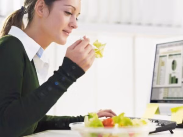 Ăn kiêng. Thực tế, dù bạn có kiểm soát thành phần hay chế độ ăn hàng ngày cũng chỉ là giải pháp tạm thời. Nếu muốn giảm cân hiệu quả, chắc chắn bạn phải áp dụng chế độ ăn kiêng kèm theo tập luyện.