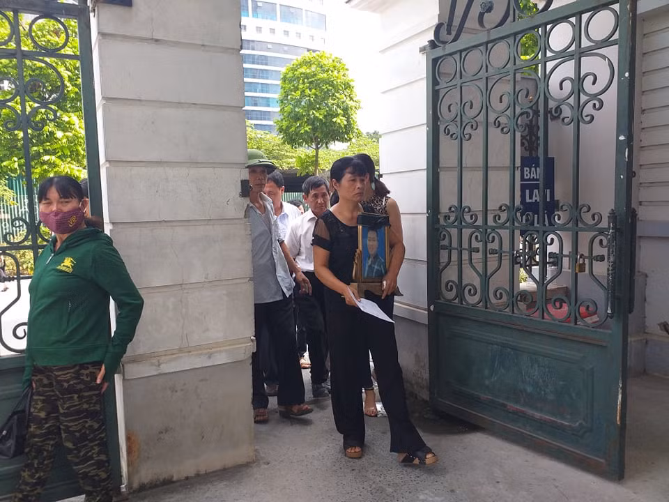 Xử vụ tài xế Grab bị sát hại: Mẹ nạn nhân thất thần ôm di ảnh con Xu vu tai xe Grab bi sat hai: Me nan nhan that than om di anh con