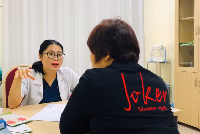 Ôm máy tính, điện thoại cả ngày, nhiều người bỗng mắc bệnh "khó nói" Om may tinh, dien thoai ca ngay, nhieu nguoi bong mac benh