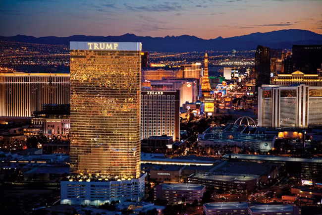 Trump Las Vegas bắt đầu được đưa vào sử dụng từ năm 2008. Tòa nhà có 64 tầng gồm 1282 phòng và 2 bãi đậu xe. Ông Donald Trump từng tuyên bố sẽ xây một tòa tháp thứ hai giống hệt ở bên cạnh nhưng kế hoạch đã bị đình chỉ sau đó.