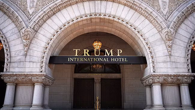 Tuy nhiên, không phải mọi tòa nhà mang tên Trump đều thuộc quyền sở hữu của ông. Theo tờ The Washington Post, Trump đã cấp phép cho tên của mình ít nhất 50 lần, không chỉ với bất động sản mà thậm chí là áo vest, đèn chùm hay một sản phẩm nệm đặc biệt từ Serta.