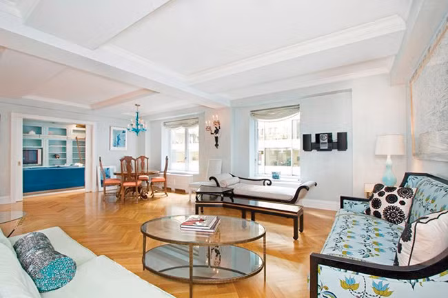 Trump Park Avenue ở 502 Park Avenue được ông Donald Trump mua vào năm 2001 với giá 115 triệu USD. Tòa nhà có 120 căn hộ và 8 penthouse. Các vật dụng ở đây sử dụng gỗ sồi và trang trí bằng đá cẩm thạch.