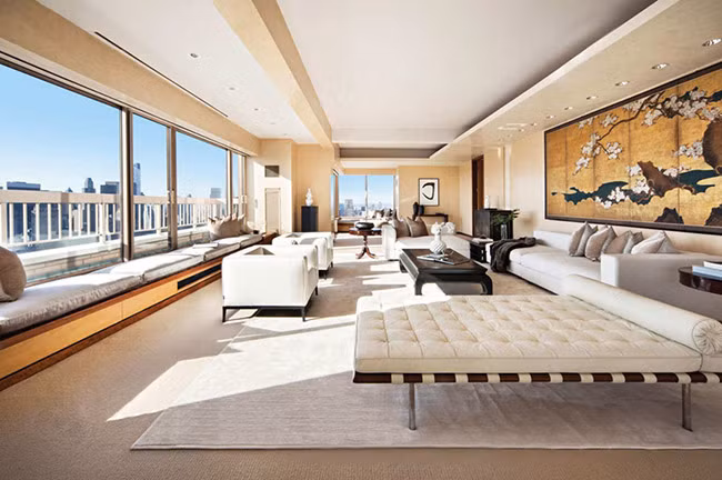 Trump Palace Condominiums được hoàn thành năm 1991, với 54 tầng. Một căn hộ cao cấp trong tòa nhà này có giá 9,95 triệu USD.