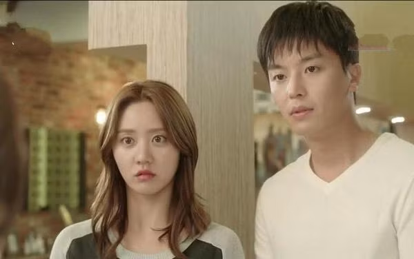 Vợ mới cưới hành động lạ khi ăn cơm khiến tôi sững sờ Vo moi cuoi hanh dong la khi an com khien toi sung so