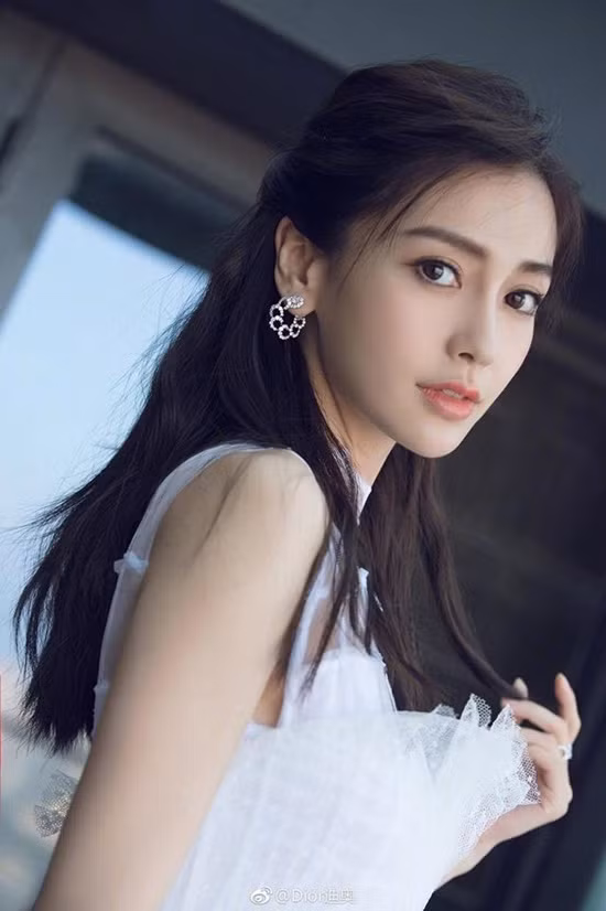 Bà xã Huỳnh Hiểu Minh lọt top 10 với vị trí thứ 9. Dù không được đánh giá cao về diễn xuất, Angelababy vẫn là gương mặt ăn khách của các show truyền hình và quảng cáo bởi nhan sắc nổi bật và độ nổi tiếng cao.