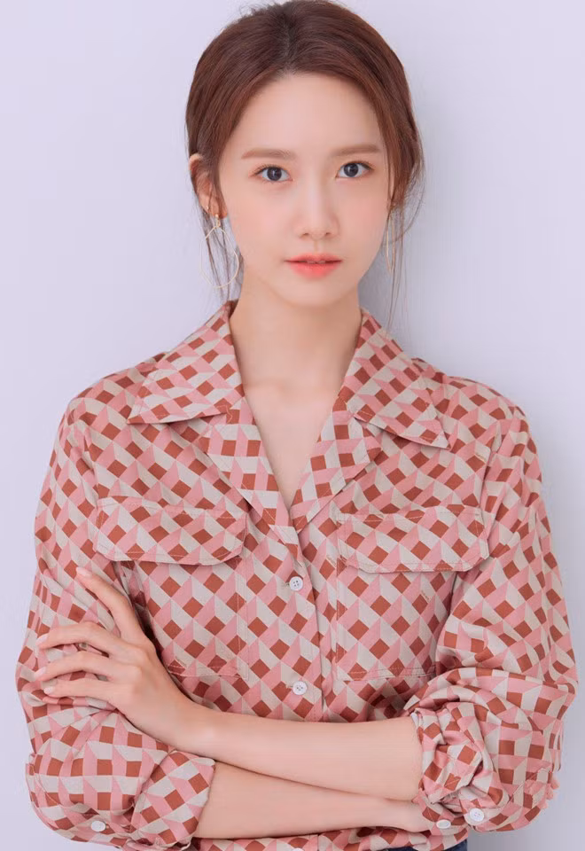 Nữ idol xinh đẹp từng chia sẻ với mọi người bí quyết để làn da luôn trắng mịn, khỏe khoắn và ít nếp nhăn. Yoona cho biết tẩy trang là bước không thể thiếu trong quy trình dưỡng da. Ngoài ra, việc chườm khăn ấm lên mặt trước khi thực hiện các bước thoa kem dưỡng cũng giúp da mặt đẹp hơn. Ảnh: theqoo.