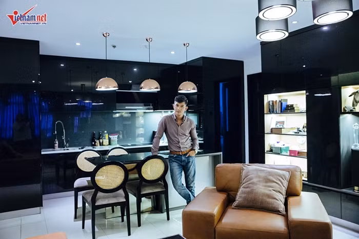 Góc bếp gọn gàng, tiện nghi và khá đơn giản trong nhà của người đàn ông chưa có vợ con.