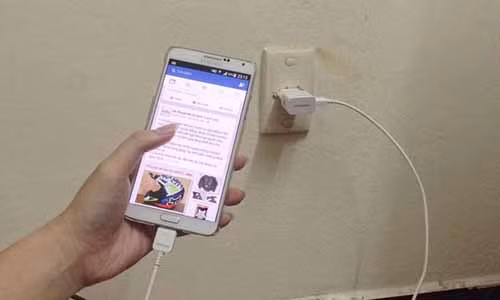 Chàng trai 17 tuổi dập nát bàn tay vì dùng điện thoại đang sạc Chang trai 17 tuoi dap nat ban tay vi dung dien thoai dang sac