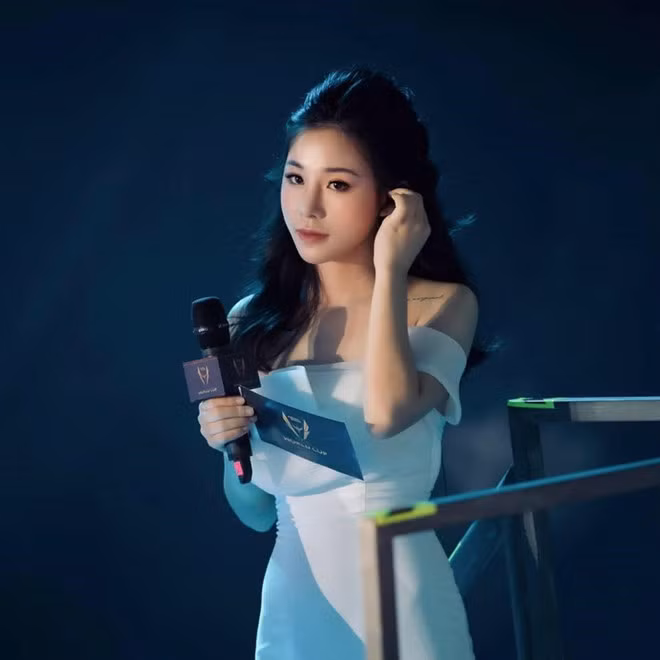 Chia sẻ với Zing.vn, Minh Anh nói: "Khi bắt đầu mọi thứ, mình thấy khả năng ở mức bình thường, nhưng có lẽ nhan sắc là điểm cộng để mình tiến xa hơn. Mình luôn nghĩ ngoại hình là một vũ khí rất lợi hại nên nếu có thì phải biết tận dụng".