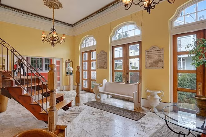 Được xây vào năm 1925, biệt thự rộng hơn 1.200 m2 này trước kia từng là một nhà thờ mang phong cách Tây Ban Nha cổ điển, và là một trường dạy múa ballet.